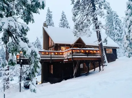 Across from Blue Lake Springs Pool! Private Hot Tub, EV charger, Pets Ok!