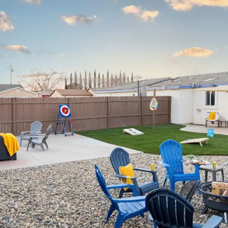 Large House w Custom Murals/2 Kings/Fun Backyard/Games/Grill/Dogs OK/Boat Parkin