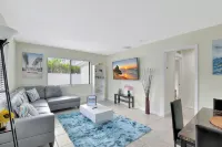 Beautiful spacious 2bd, w/d, bbq, yard, pets allowed, free parking
