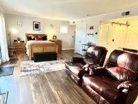 Villa Noir- 3 min from Mohegan Sun with fireplace, jacuzzi, sauna/pools, and spa Hotels in 