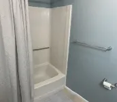 POOL, PARKING, 2BR 2 BA, walk to town! Hotels in 