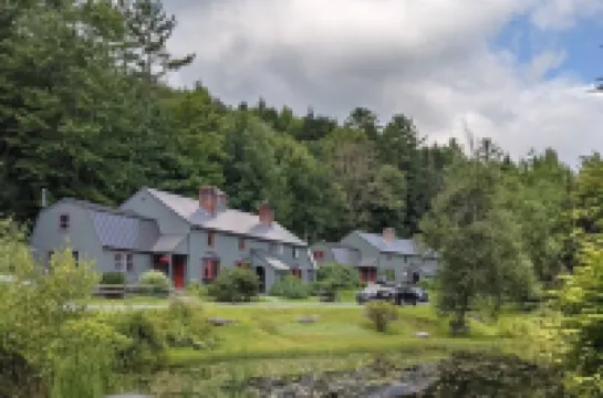 Cozy Quechee Cabin Near Woodstock and Skiing w/Woodstove and All the Amenities