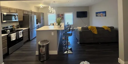 Stunning, Modern 2 Bedroom Retreat with King Bed