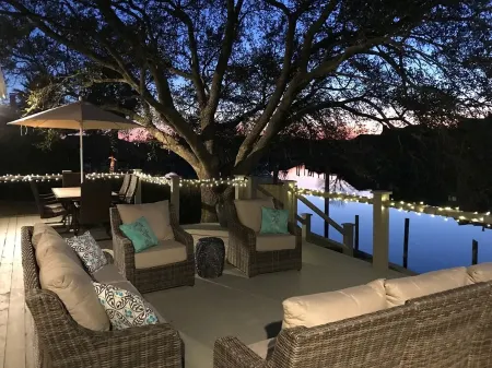 New Orleans Suburban Waterfront 5BR Home Sleeps 12 With Boat Dock