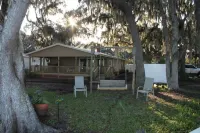 Bring your Boat to our River House and enjoy the beautiful St Johns River. - 3-Star
