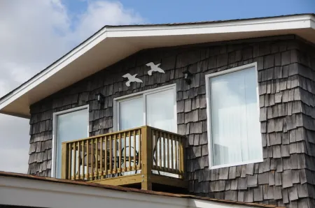 BUCKEYE BEACH INN!!! LOCATED ON GOLF COURSE, LARGE POOL, 5 MINUTES TO BEACH!!!