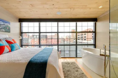 Downtown Penthouse Suite - Stunning Harbor Views