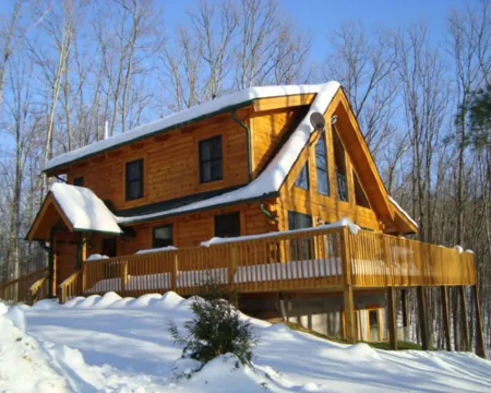 The Blackbear 4 bed log cabin with loft and cathedral ceilings Hotels in Bluestone River