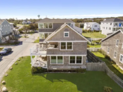 Panoramic Ocean View, 5 BR, Central Air, 10 minute walk to Scarborough Beach Hotels in Narragansett