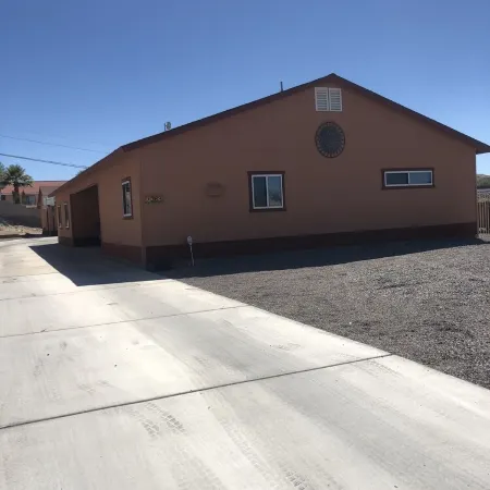 Spacious House close to Laughlin, Lake and River - lots of parking.