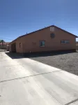 Spacious House close to Laughlin, Lake and River - lots of parking.
