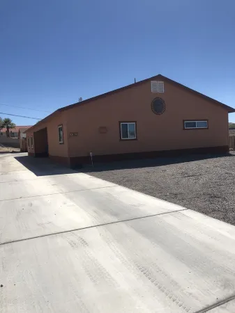 Spacious House close to Laughlin, Lake and River - lots of parking.