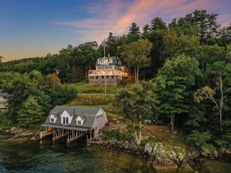 Winnipesaukee's Finest Waterfront Mansion w/Boathouse and Private Beach Отели рядом с достопримечательностью «Gunstock Mountain Resort»