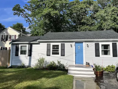 Sunny 2-bedroom beach cottage, walk to beach!