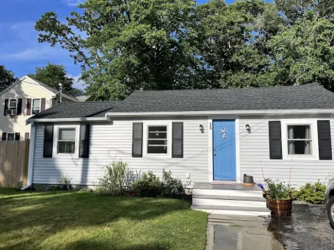 Sunny 2-bedroom beach cottage, walk to beach! Hotels in Marshfield