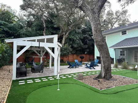 Coastal 3-bedroom cottage 4 blocks from the Beach w/ Mini Golf in Vero Beach