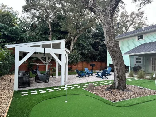 Coastal 3-bedroom cottage 4 blocks from the Beach w/ Mini Golf in Vero Beach Hotels in Wabasso Beach