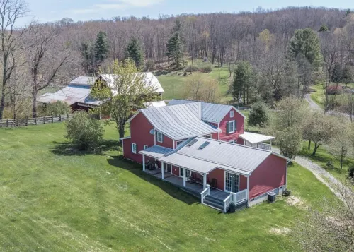 Spacious Rural Farmhouse Getaway with Peaceful Views - Homestays