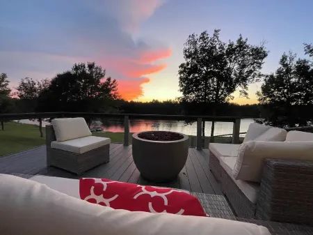 Lakeside Runway Retreat, waterfront kayaks, luxury in the country