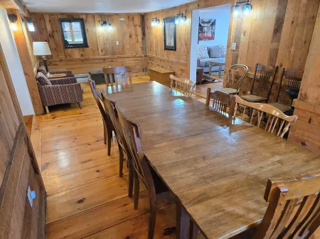 Abigail's Country House. 2 minutes To Skiing. Swimming, Hiking very close by.