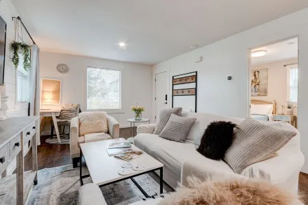 Cozy home in the heart of Vancouver.  Next to a park. Few min drive to PDX. Отели рядом с достопримечательностью «Interstate Bridge»