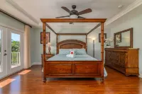 "CHATEAU du SOLEIL" SINGLE Family Home 1-1/2 Blocks to Beach