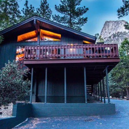 MidCentury Cabin-Deck w Killer Views Near Hiking at Humber Park Dog Friendly
