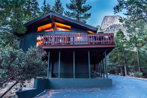 MidCentury Cabin-Deck w Awesome Views Near Hiking At Humber Park. Dog Friendly