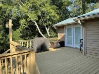 Relaxing Rock Creek Cottage on Smith Lake