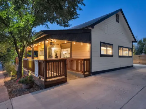 Spectacular Yard•Fire Pit•3 Blocks to Dwntn Williams Rt 66• Guest Favorite•