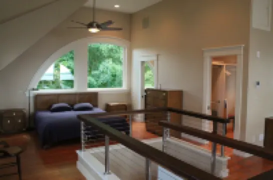 Wake up to a stunning year-round Narragansett Bay, bridge, & lighthouse view Hotels in Portsmouth