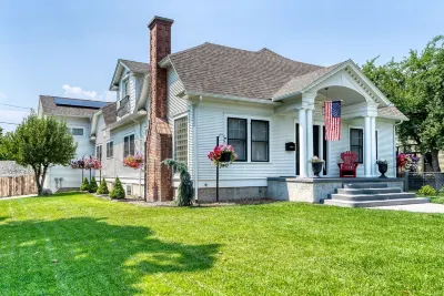 The most beautiful home in Historic East Side of Kalispellwhitehouse_project のホテル