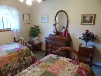 SIERRA ESCAPE! SPACIOUS COUNTRY HOUSE WITH POOL & SPA--20 MINUTES FROM YOSEMITE!