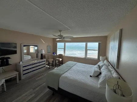 OCEAN FRONT CONDO - Melbourne/Satellite Beach Cocoa Beach 2 bd/ 2 bath, pool Отели в г. Сателлит Бич