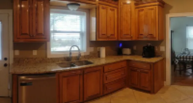 4-bedroom house in historic Vicksburg with AC, WiFi, Pet friendly.