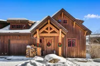 NEW! Laughing Moose Lodge. Stunning Mtn Views, Fireplace, Billiards, Hot Tub.