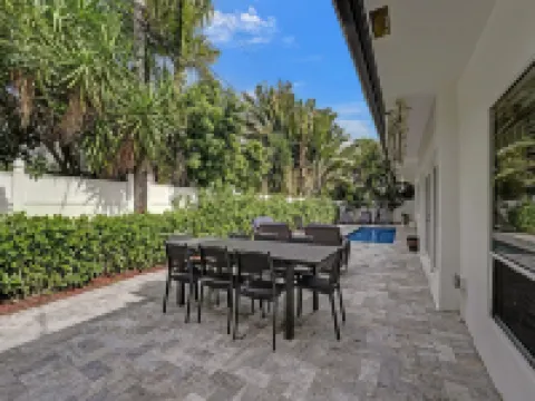 6Bed 4Bath Villa - Pool - Garage - Close to Beach