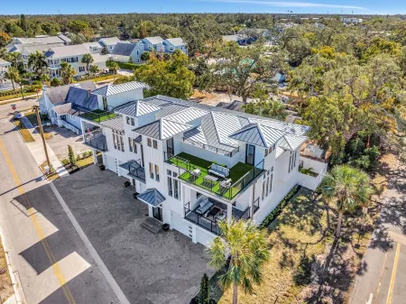 Chic Stay #2 Fenced Yard & Grill 2 blocks to Main St Downtown Dunedin Отели в г. Данедин