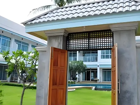 Baan Jeen Hotel Samroiyod Beach Отели рядом с достопримечательностью «Tham Phraya Nakhon»