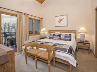 Spacious 3-bedroom penthouse condo, walk or ski to lifts, village and hot tub! Hotels in 