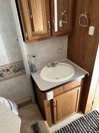 5th wheel on lot. Отели рядом с достопримечательностью «Парк Тилликум»