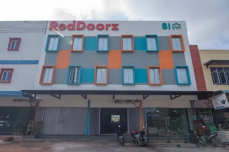 RedDoorz @ Batu Aji Batam Отели рядом с достопримечательностью «Kumala Shipyard»