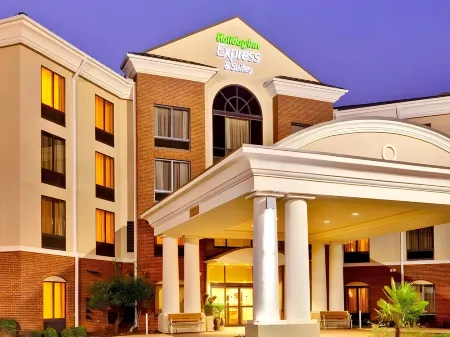 Holiday Inn Express & Suites Jackson - Flowood Отели рядом с достопримечательностью «FRC-Flowood Remote Control Indoor Park»
