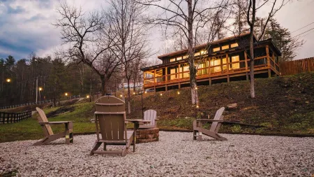 Cozy Hiker’s Retreat with Relaxing Hot Tub.