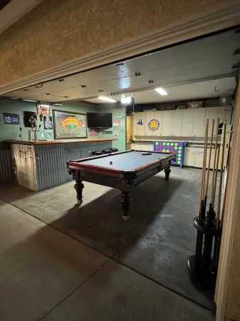 4-bedroom house centrally located LA & OC with hot tub & game room