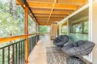Cozy A-Frame High in The Tree Tops
