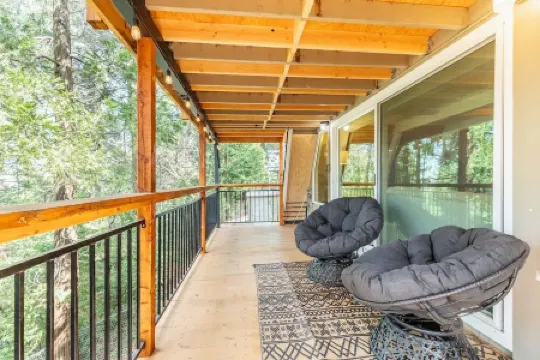 Cozy A-Frame High in The Tree Tops