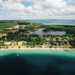 Stillwater Cottage - lakefront with chefs kitchen, fireplace, firepit Các khách sạn ở Leelanau Township