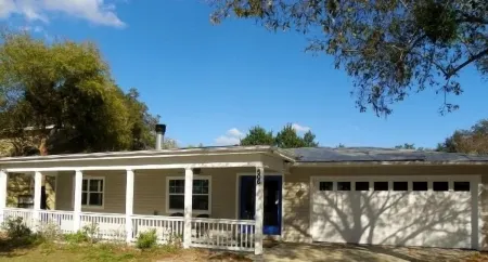 Luxuriate in TWO en Suite Masters; Family friendly; Roll-in Shower; Entry ramp! Отели рядом с достопримечательностью «Pop Stansell Park»