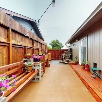 Quiet Oasis in Central Eureka with Wi-Fi, Tempur-Pedic Bed, Garage & EV Charger